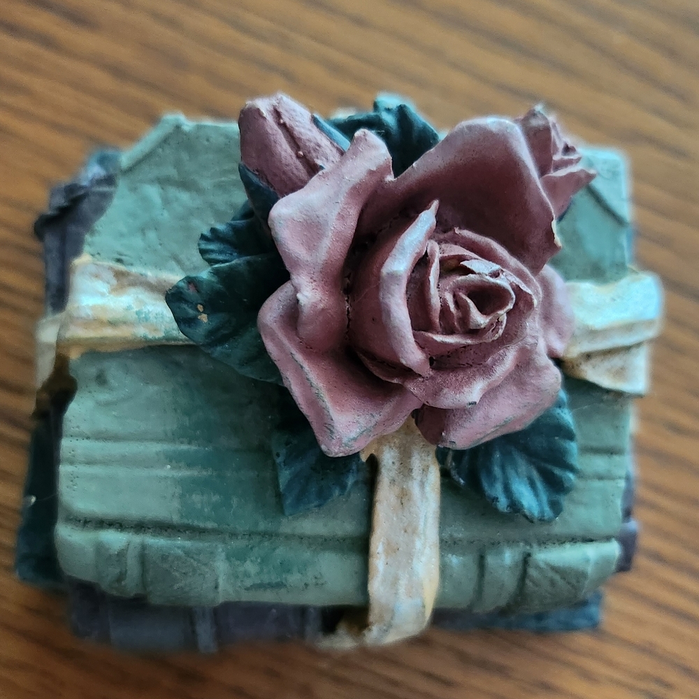 Paperweight Antique Book Stack and Roses - Picture 12 of 14